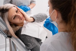 A woman talking with her emergency dentist