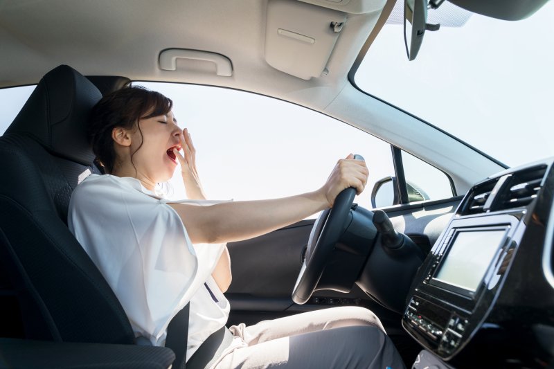 woman yawning and drowsy driving in Atlanta